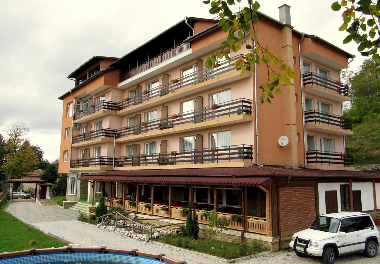 Отель Family Hotel Lipite Tipchenitsa-4