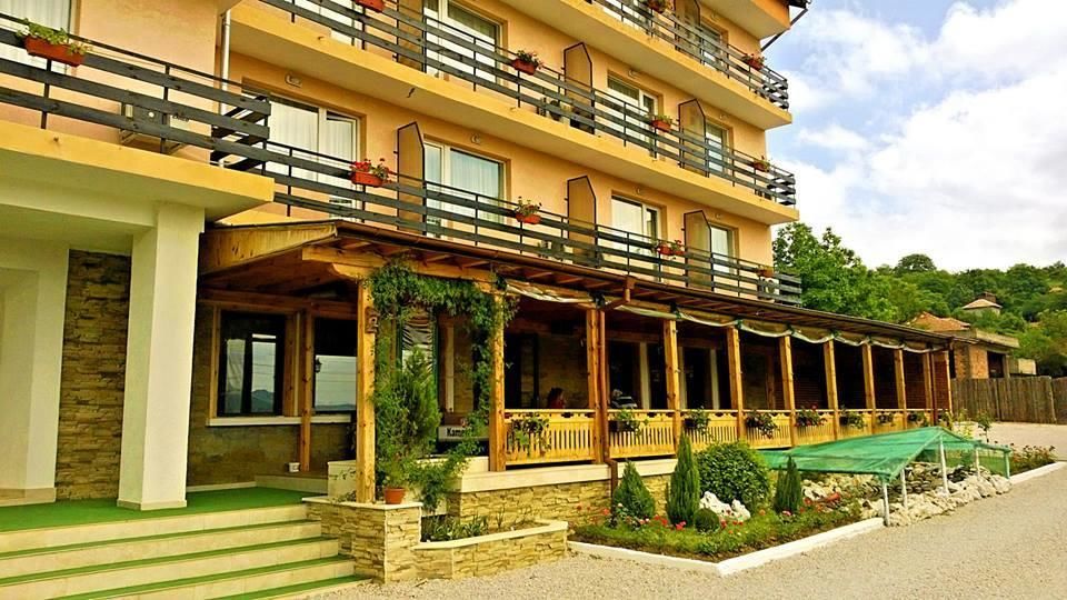 Отель Family Hotel Lipite Tipchenitsa-14