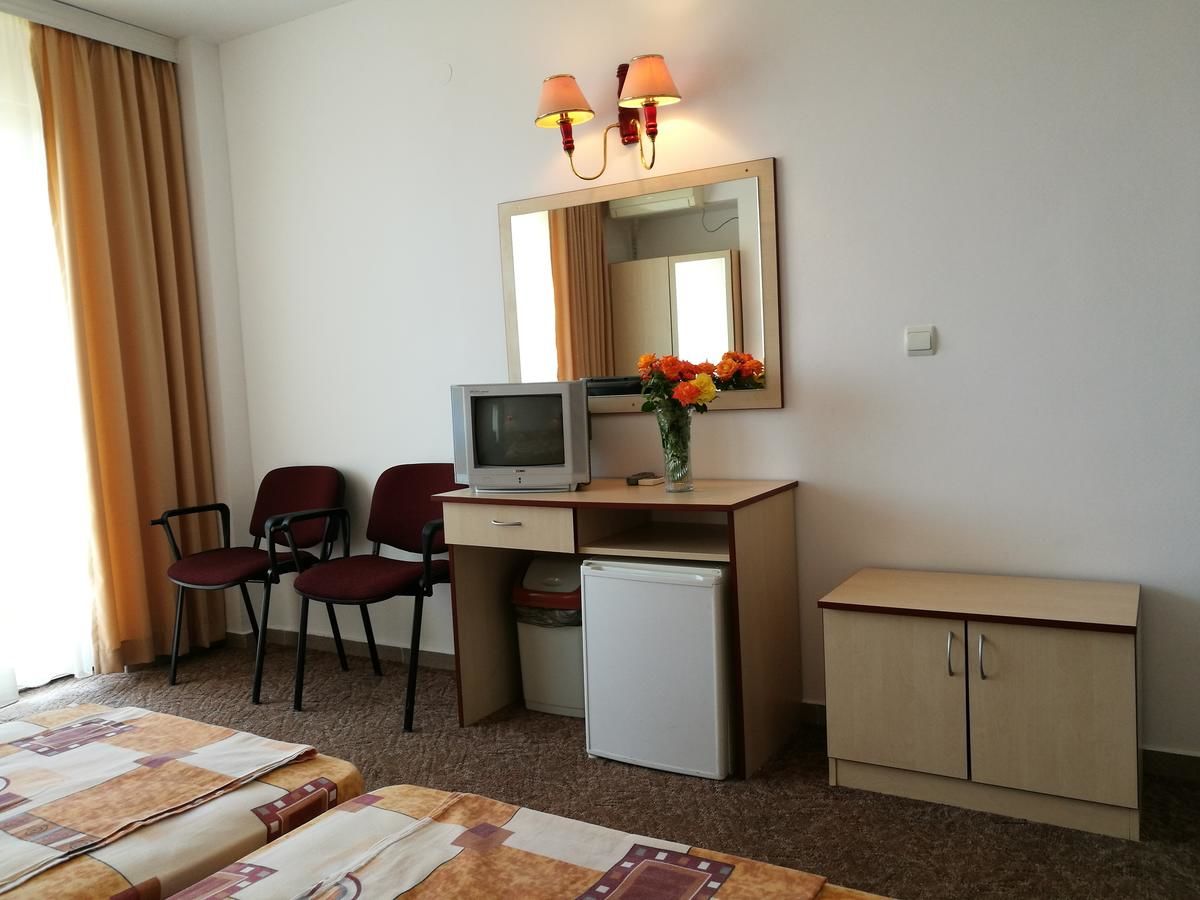 Отель Family Hotel Lipite Tipchenitsa-11