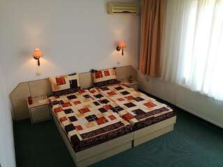 Отель Family Hotel Lipite Tipchenitsa Двухместный номер с 1 кроватью или 2 отдельными кроватями и балконом-3